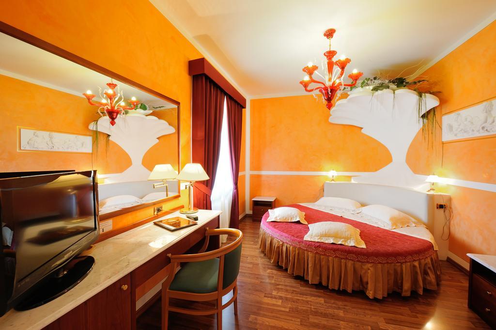 Hotel Benessere Villa Fiorita Colfiorito Exteriör bild