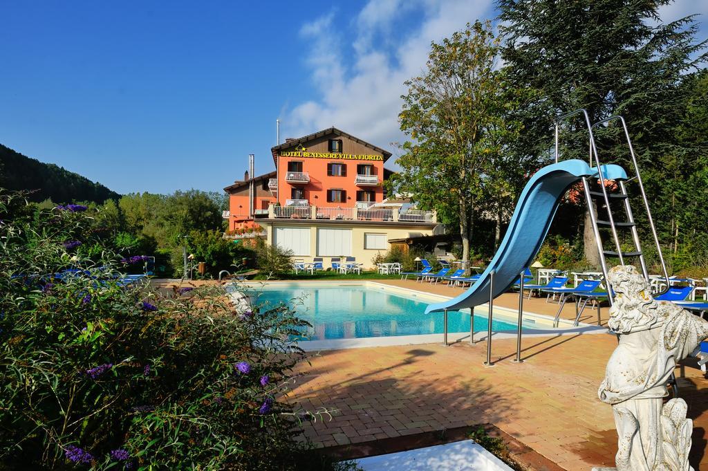 Hotel Benessere Villa Fiorita Colfiorito Exteriör bild