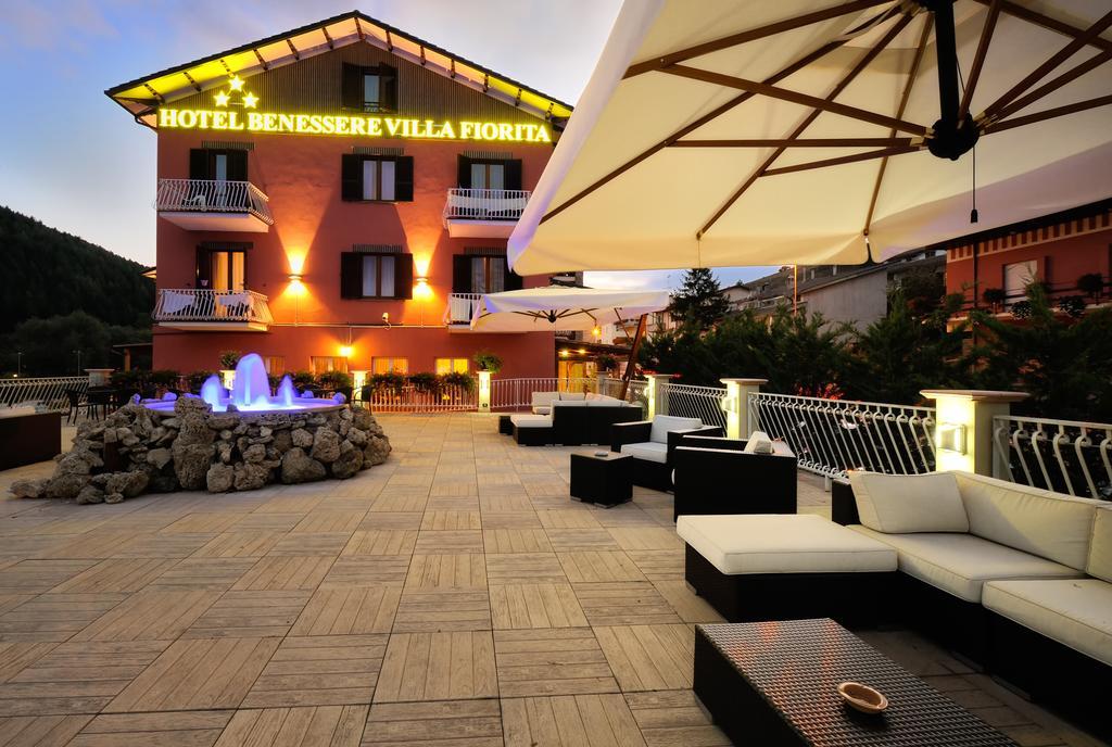 Hotel Benessere Villa Fiorita Colfiorito Exteriör bild